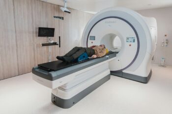 Tomografia komputerowa bez tajemnic. Czym jest to badanie i jak je wykonać?