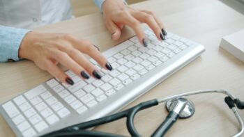 Jak lekarz weryfikuje pacjenta podczas konsultacji online?