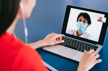 Dokumentacja teleporady – co&nbsp;lekarz powinien zapisać po&nbsp;konsultacji online